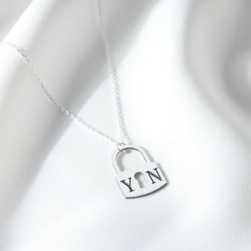 image_1950-1051.webp Kilit İsimli Kolye