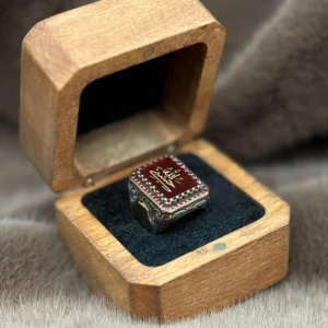 Kırmızı Akik Üzerine İşlenmiş Hasbinallah Modeli 925 Ayar Gümüş Erkek Yüzüğü