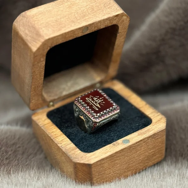 Kırmızı Akik Üzerine İşlenmiş Hasbinallah Modeli 925 Ayar Gümüş Erkek Yüzüğü