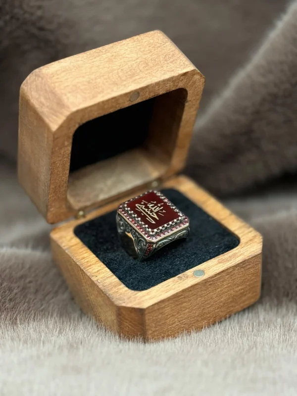 Kırmızı Akik Üzerine İşlenmiş Hasbinallah Modeli 925 Ayar Gümüş Erkek Yüzüğü