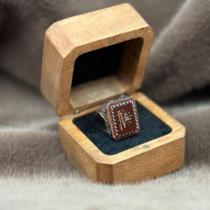 Kırmızı Akik Üzerine İşlenmiş Hasbinallah Modeli 925 Ayar Gümüş Erkek Yüzüğü