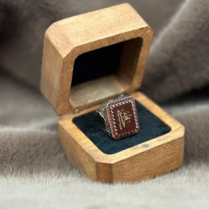 Kırmızı Akik Üzerine İşlenmiş Hasbinallah Modeli 925 Ayar Gümüş Erkek Yüzüğü