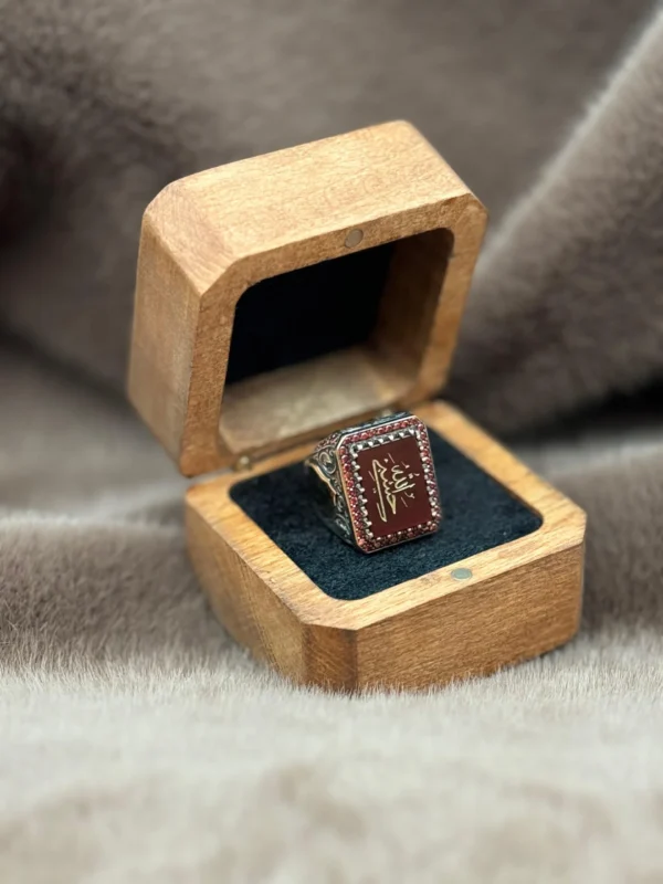 Kırmızı Akik Üzerine İşlenmiş Hasbinallah Modeli 925 Ayar Gümüş Erkek Yüzüğü