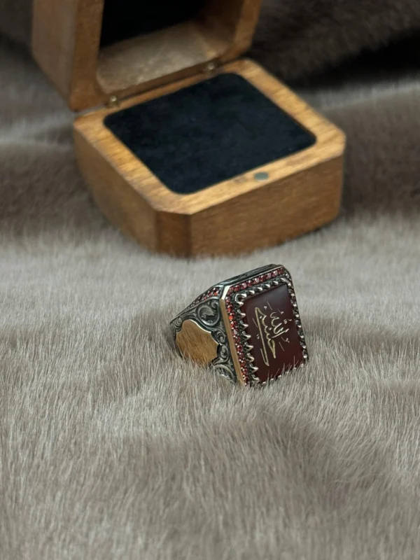 Kırmızı Akik Üzerine İşlenmiş Hasbinallah Modeli 925 Ayar Gümüş Erkek Yüzüğü