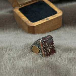 Kırmızı Akik Üzerine İşlenmiş Hasbinallah Modeli 925 Ayar Gümüş Erkek Yüzüğü