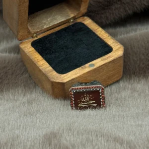 Kırmızı Akik Üzerine İşlenmiş Hasbinallah Modeli 925 Ayar Gümüş Erkek Yüzüğü