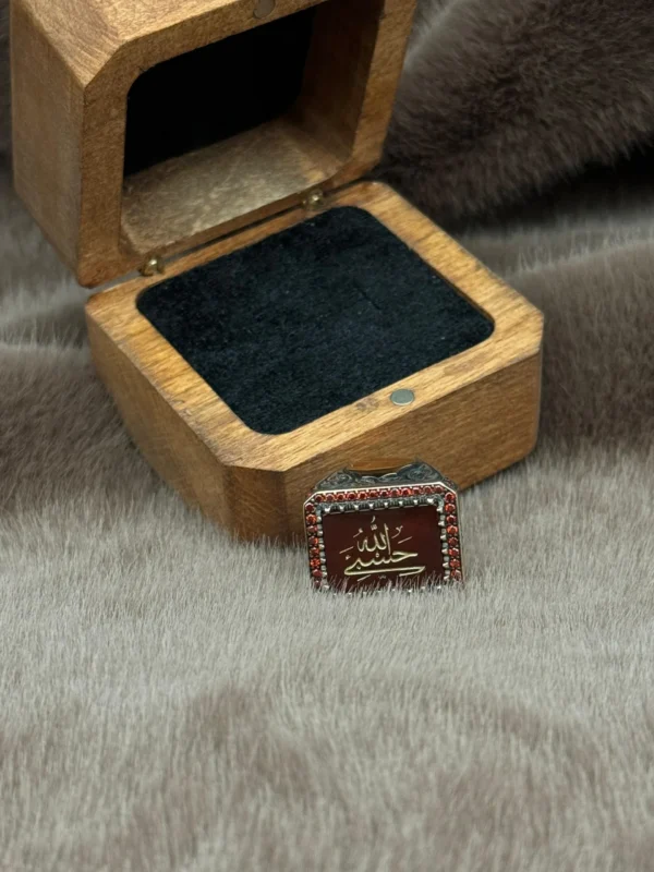 Kırmızı Akik Üzerine İşlenmiş Hasbinallah Modeli 925 Ayar Gümüş Erkek Yüzüğü