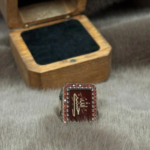 Kırmızı Akik Üzerine İşlenmiş Hasbinallah Modeli 925 Ayar Gümüş Erkek Yüzüğü