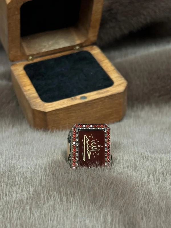 Kırmızı Akik Üzerine İşlenmiş Hasbinallah Modeli 925 Ayar Gümüş Erkek Yüzüğü