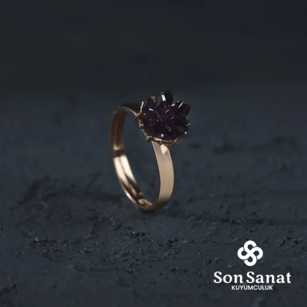 image_1950-1435.webp Mor Lotus Yüzük