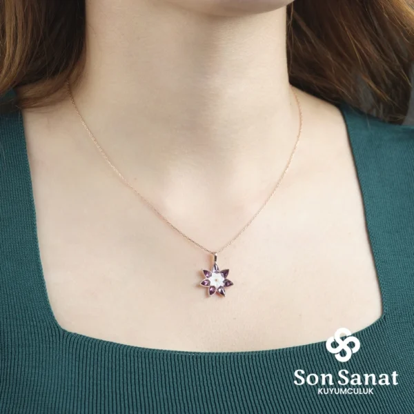 image_1950-1467.webp Mor Çiçek Kolye