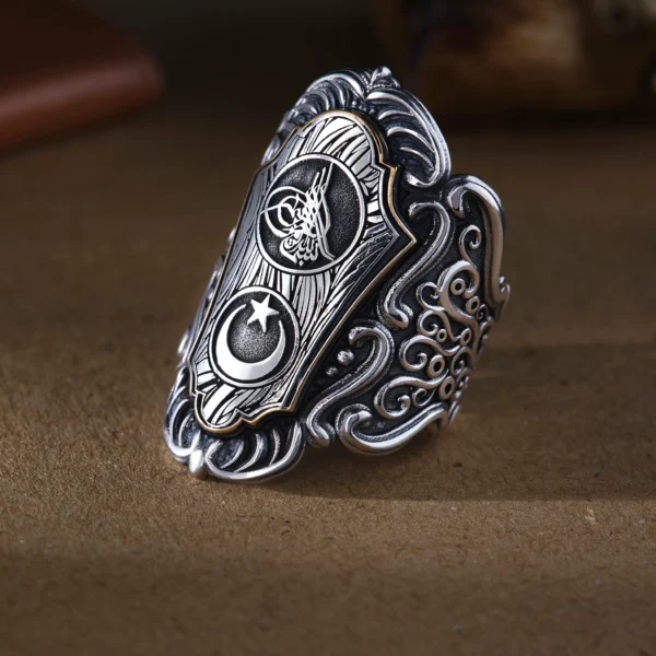 image_1950-1553.webp Osmanlı Tuğrası ve Ay yıldız İşlemeli 925 Ayar Büyük Zihgir Gümüş Erkek Yüzük