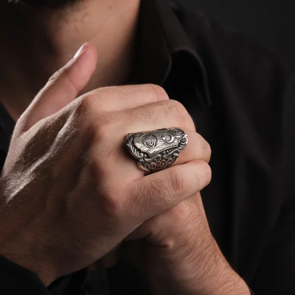 image_1950-1555.webp Osmanlı Tuğrası ve Ay yıldız İşlemeli 925 Ayar Büyük Zihgir Gümüş Erkek Yüzük