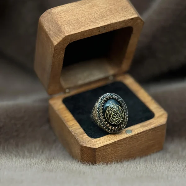 Oval Akik Üzerine İşlenmiş Hat Sanatı ile Kelime-i Tevhit Yazılmış 925 Ayar Gümüş Erkek Yüzüğü