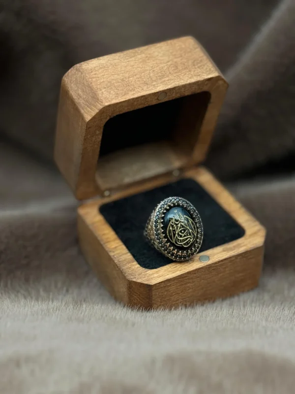 Oval Akik Üzerine İşlenmiş Hat Sanatı ile Kelime-i Tevhit Yazılmış 925 Ayar Gümüş Erkek Yüzüğü