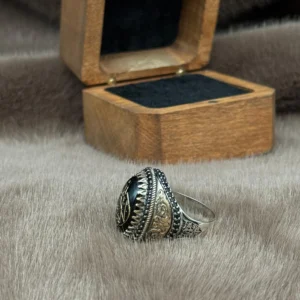 image_1950-1557.webp Oval Akik Üzerine İşlenmiş Hat Sanatı ile Kelime-i Tevhit Yazılmış 925 Ayar Gümüş Erkek Yüzüğü