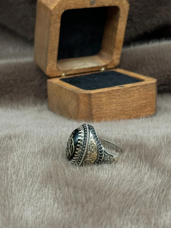 Oval Akik Üzerine İşlenmiş Hat Sanatı ile Kelime-i Tevhit Yazılmış 925 Ayar Gümüş Erkek Yüzüğü