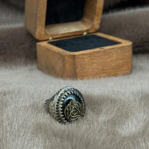 image_1950-1558.webp Oval Akik Üzerine İşlenmiş Hat Sanatı ile Kelime-i Tevhit Yazılmış 925 Ayar Gümüş Erkek Yüzüğü