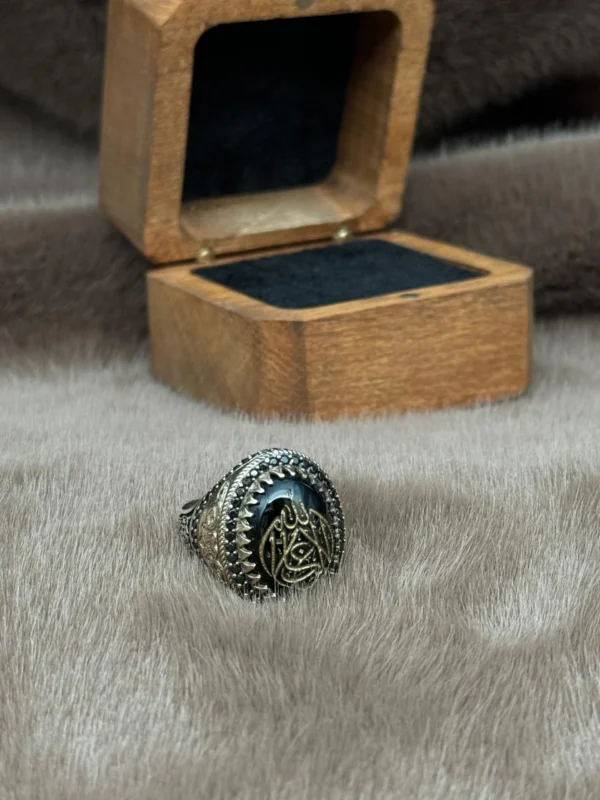 Oval Akik Üzerine İşlenmiş Hat Sanatı ile Kelime-i Tevhit Yazılmış 925 Ayar Gümüş Erkek Yüzüğü