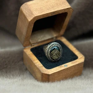 Oval Akik Üzerine İşlenmiş Hat Sanatı ile Kelime-i Tevhit Yazılmış 925 Ayar Gümüş Erkek Yüzüğü