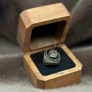 Oval Akik Üzerine İşlenmiş Hat Sanatı ile Kelime-i Tevhit Yazılmış 925 Ayar Gümüş Erkek Yüzüğü