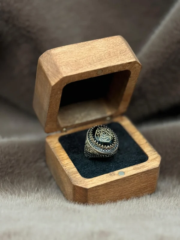 Oval Akik Üzerine İşlenmiş Hat Sanatı ile Kelime-i Tevhit Yazılmış 925 Ayar Gümüş Erkek Yüzüğü