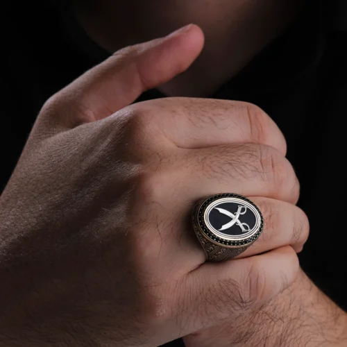 image_1950-1576.webp Oval Gravür Göverseli Kılınç 925 Ayar Erkek Yüzük