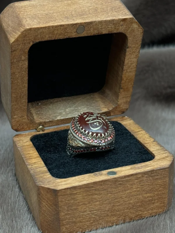 Oval Kırmızı Akik Taş Üzerine ( HİÇ ) sembolü İşlenmiş 925 Ayar Gümüş Erkek Yüzüğü