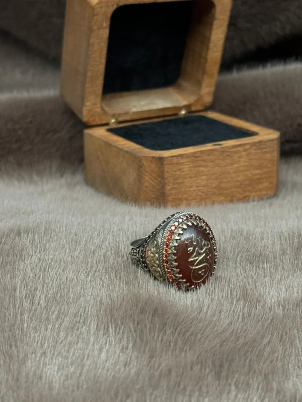 Oval Kırmızı Akik Taş Üzerine ( HİÇ ) sembolü İşlenmiş 925 Ayar Gümüş Erkek Yüzüğü