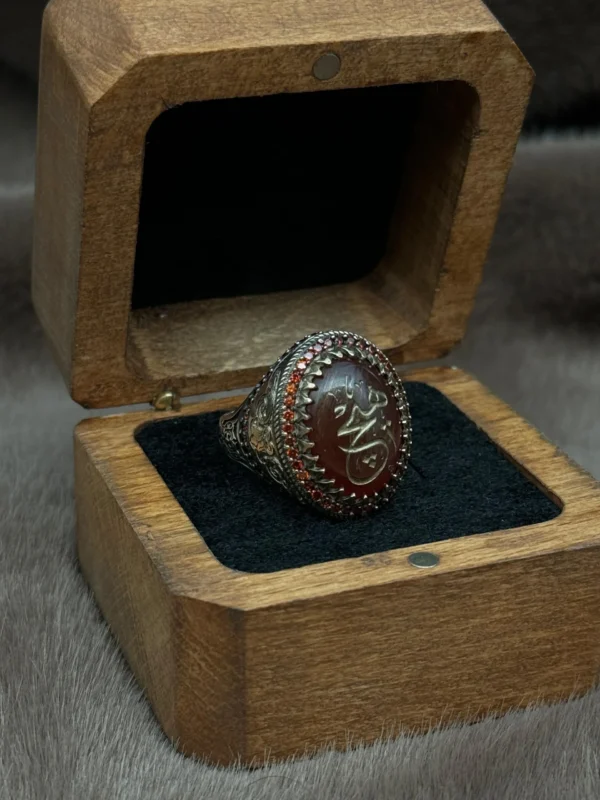 Oval Kırmızı Akik Taş Üzerine ( HİÇ ) sembolü İşlenmiş 925 Ayar Gümüş Erkek Yüzüğü