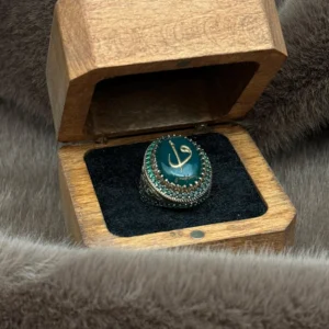 image_1950-1599.webp Oval Yeşil Akik Üzerine Elifvav İşlemeli 925 Ayar Gümüş Erkek Yüzüğü