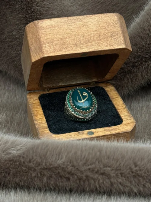 image_1950-1599.webp Oval Yeşil Akik Üzerine Elifvav İşlemeli 925 Ayar Gümüş Erkek Yüzüğü