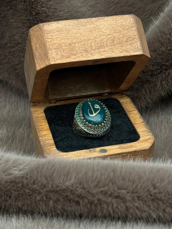 image_1950-1599.webp Oval Yeşil Akik Üzerine Elifvav İşlemeli 925 Ayar Gümüş Erkek Yüzüğü