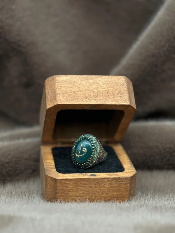 image_1950-1600.webp Oval Yeşil Akik Üzerine Elifvav İşlemeli 925 Ayar Gümüş Erkek Yüzüğü