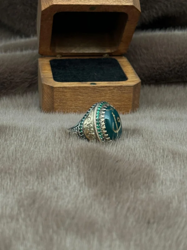 image_1950-1601.webp Oval Yeşil Akik Üzerine Elifvav İşlemeli 925 Ayar Gümüş Erkek Yüzüğü