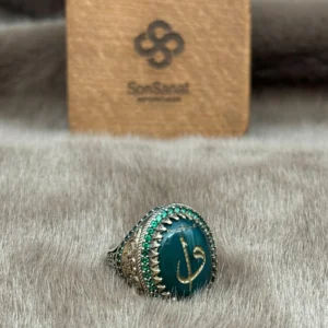 image_1950-1603.webp Oval Yeşil Akik Üzerine Elifvav İşlemeli 925 Ayar Gümüş Erkek Yüzüğü