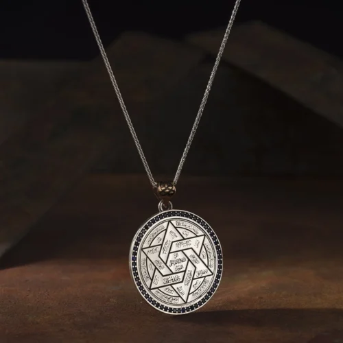 image_1950-1749.webp Safir Taşlı Madalyon Kolye