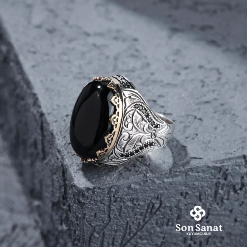 image_1950-1776.webp Saltanat Gravür Oniks Erkek Yüzük