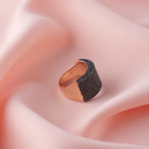 Siyah Onix Taşlı Sıralı Su Yolu Kadın Yüzük Modelimiz