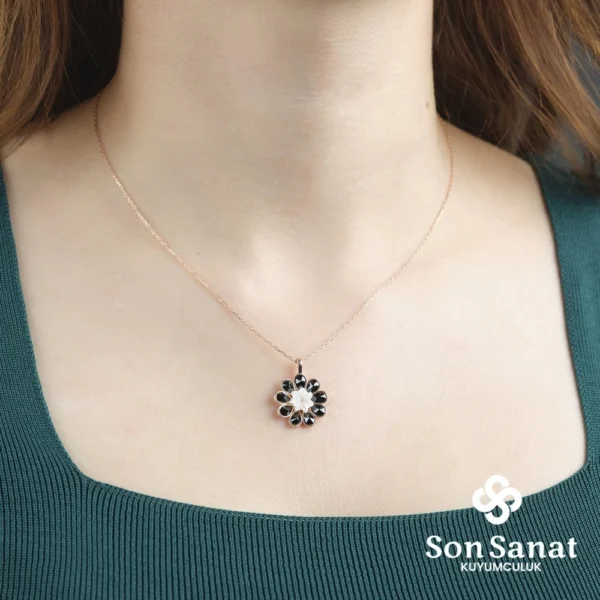 Siyah Papatya Gümüş Kolye