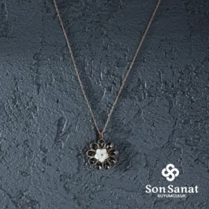 Siyah Papatya Gümüş Kolye