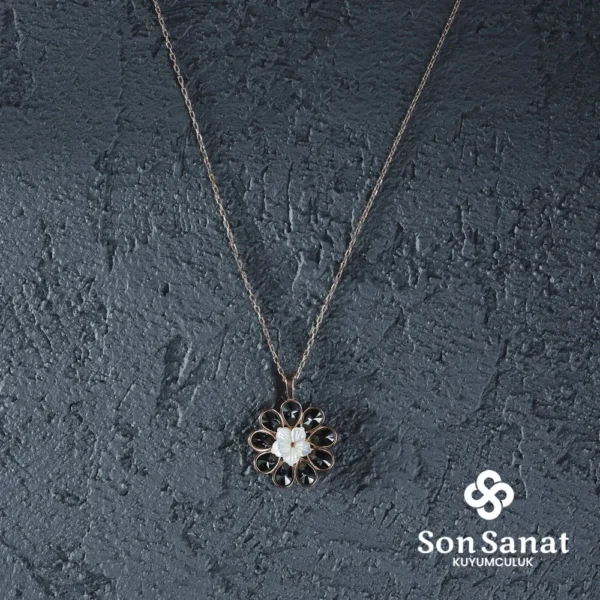 Siyah Papatya Gümüş Kolye
