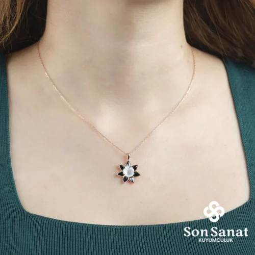 image_1950-1939.webp Sİyah Çiçek Kolye