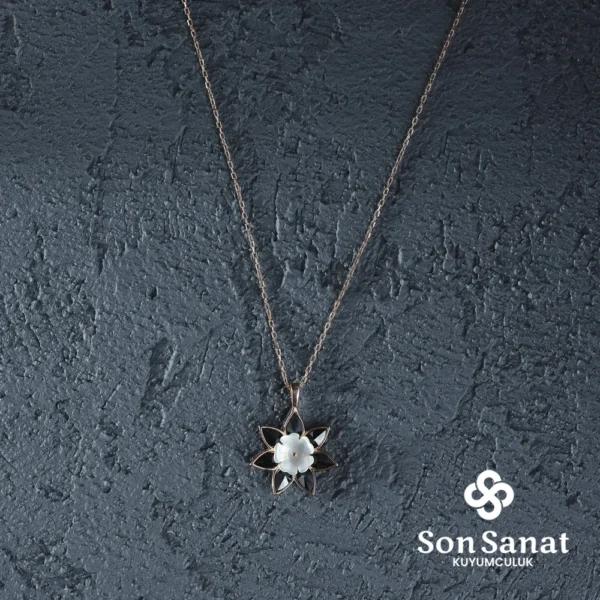 Sİyah Çiçek Kolye