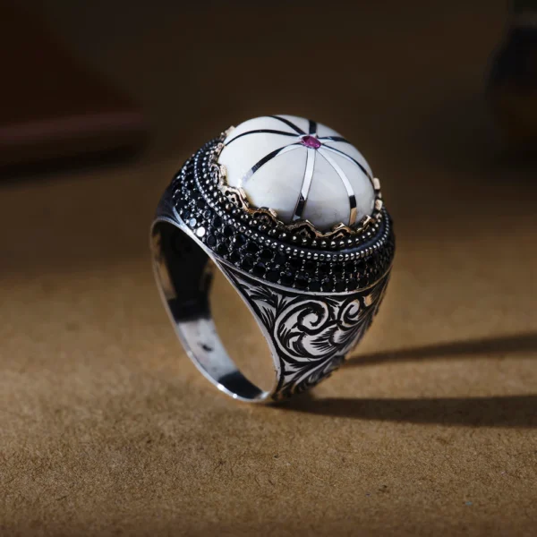 image_1950-2224.webp Yuvarlak Sanat Gravür 925 Ayar Erkek Yüzük