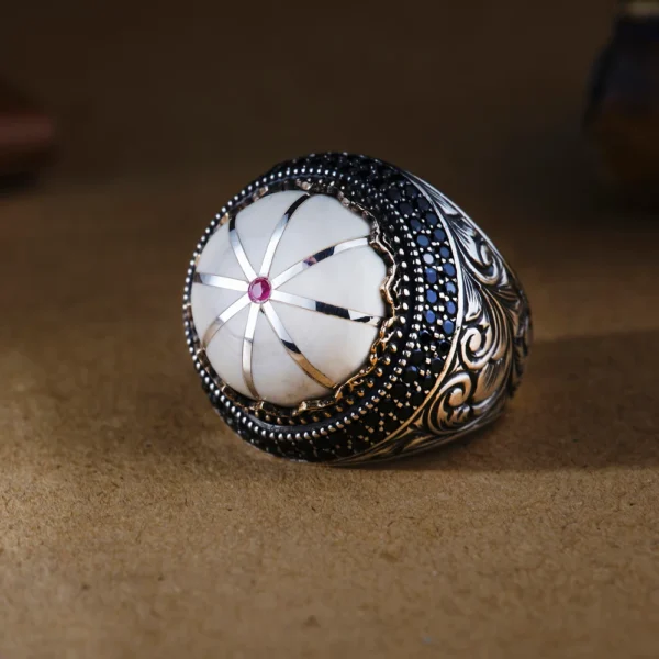 image_1950-2225.webp Yuvarlak Sanat Gravür 925 Ayar Erkek Yüzük