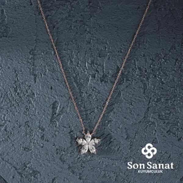 Zirkon Kamelya Çiçeği Kadın Kolye