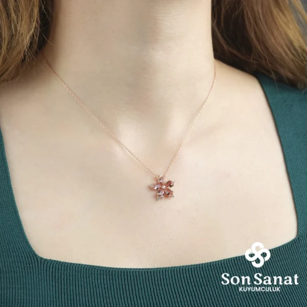 Zultanit Kamelya Çiçeği Kadın Kolye