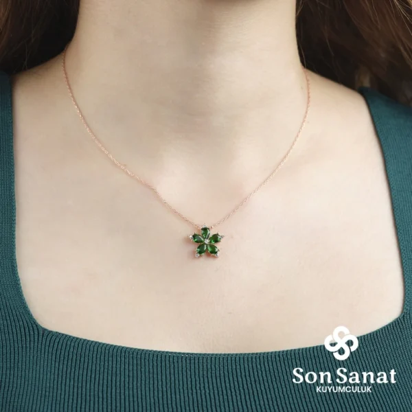 Zümrüt Kamelya Çiçeği Kolye