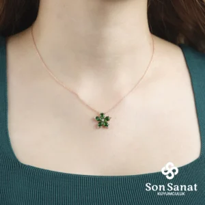Zümrüt Kamelya Çiçeği Kolye